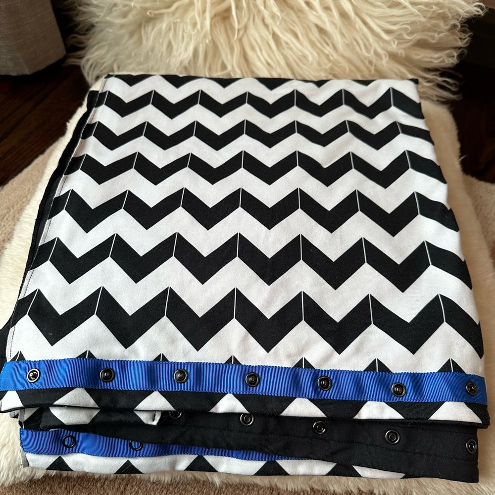 NWOT Lululemon Black and White Vinyasa Scarf.